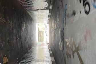Zwickau: Fußgängertunnel bleibt nach Vandalismusschaden vorerst unbeleuchtet - Nach Vandalismus: Nur tagsüber fällt etwas Licht in den Tunnel, nachts bleibt es dunkel.
