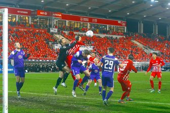Zwickau gegen Aue: So lief das Westsachsenderby - Im Derby FSV Zwickau gegen den Erzgebirge Aue konnten sich die Veilchen durchsetzen.