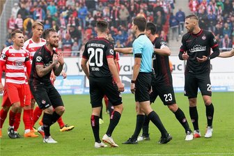 Zwickau gegen Kaiserslautern: Punkt in letzter Sekunde und Tumulte - Kaiserslauterns Jan Löhmannsröben (Dritter von links neben den Zwickauern Lion Lauberbach und Nils Miatke) kann es nicht fassen, beschwert sich beim Schiri über den Elfmeter.