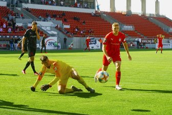 Torhüter Fabijan Buntic (Ingolstadt) klärt vor dem anstürmenden Elias Huth (Zwickau).