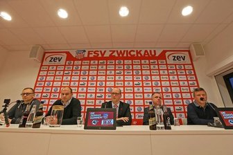 Zwickau: Geldnot und interne Querelen - Pressesprecher Daniel Sacher, Sportvorstand David Wagner, Vorstandssprecher Tobias Leege, Vorstandsmitglied Frank Fischer und Aufsichtsratsmitglied Ingo Kursawe (von links) hatten gestern nichts Gutes vom FSV Zwickau zu berichten.