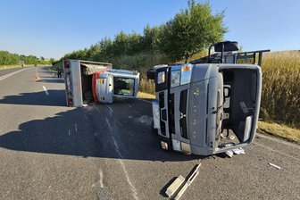 Zwickau: Gespann kippt auf der Mitteltrasse um – Fahrer wird verletzt - Auf der Mitteltrasse ist am Mittwochfrüh in Höhe Stenn ein Lkw samt Anhänger umgekippt.