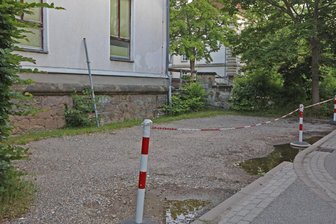 Zwickau: Gesperrter Parkplatz am Ärztehaus sorgt für Ärger bei Patienten und Angehörigen - Der Parkplatz wurde wegen der schlechten Oberfläche gesperrt.