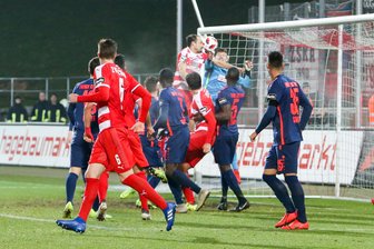 Zwickau gewinnt 2:1 gegen Cottbus - Die umstrittene Szene zum 1:0: Zwickaus Kapitän Toni Wachsmuth im Duell mit Cottbus-Keeper Kevin Rauhut.