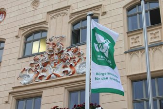 Zwickau hisst Flagge als Bekenntnis zu nuklearer Abrüstung - Seit 2022 gehört Zwickau der weltweiten Organisation an.