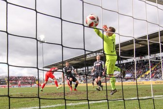 Zwickau holt einen Punkt in Aalen - Ronny König (l.) trifft zum 1:0 für Zwickau gegen Aalens Torhüter Daniel Bernhardt.