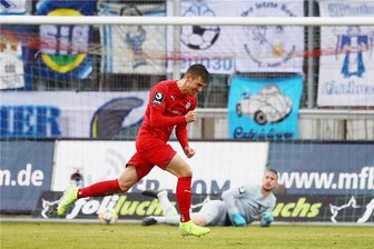 Zwickau holt zweimal einen Rückstand auf - Maurice Hehne rennt nach seinem Tor zur Zwickauer Bank.