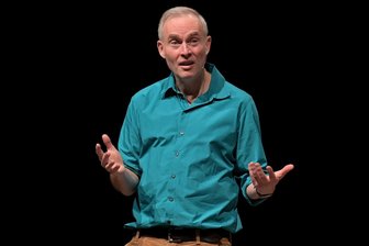 Zwickau: Humordienstleister Johann König gibt clevere Tipps - Johann König hat das Publikum in Zwickau mit seinem aktuellen Programm begeistert.