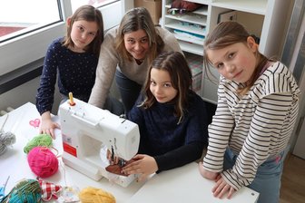 Zwickau: Im Kinderhort „Wichtelhaus“ gibt es jetzt eine Nähstube - Toni, Siva, Freya und die Hortleiterin bei den ersten Nähversuchen.