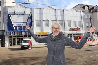 Zwickau: Im Kino "Astoria" bald mehr Platz für Filmfans - Kinobetreiberin Marlies Kieft vor dem "Astoria", das um zwei Etagen aufgestockt werden soll