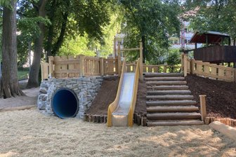 Zwickau: Im Paulus-Kindergarten wird eine neue Spielanlage eingeweiht - Der Kletterhügel wird am Mittwoch bei einem Sommerfest in der Kita eingeweiht.