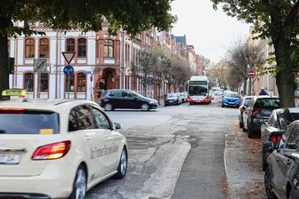 Zwickau in der Rush-Hour: Wenn der Bus plötzlich nicht weiter kann - Teilweise geht es für Zwickauer Busfahrer sehr eng zu, nicht nur in der Nordvorstadt lauern unverhofft auftauchende Hindernisse.