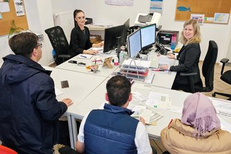 Zwickau: Integrationsberatungsstelle hat wieder regulär geöffnet - Sarah Sukaina Alhmedi (l.) und Miriam Junghänel während der Beratung.