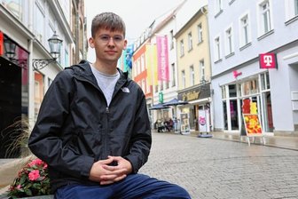 "Zwickau ist meine Hölle und auch meine Heimat" - Jakob Springfeld hat ein ambivalentes Verhältnis zu seiner Heimatstadt Zwickau, wie er in seinem Buch "Unter Nazis" beschreibt. Am 9. November stellt der 20-Jährige das Werk bei einer Lesung im Alten Gasometer vor.