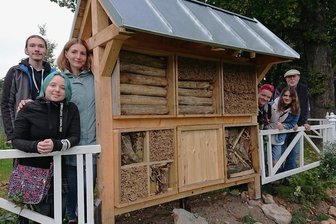 Zwickau: Jugendliche schaffen im Erlenbad eine Insel für Insekten - Elaine Pfretzschner, Maximilian Kolm, Walentina Hamidula, Nathan Rohleder, Lena Wohlrab und Eckehart Baumann (von links) auf der Insekteninsel, die sie entworfen und gebaut haben.