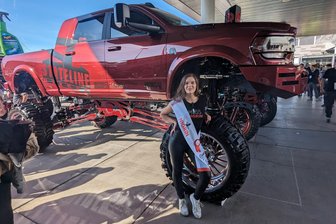 Zwickau: Jung, weiblich, erfolgreich – Wie WHZ-Absolventin Nóra Neumann sich in der Männerdomäne Tuning behauptet - Nóra Neumann als „Miss Nigrin“ im November 2023 auf der „SEMA“, der größten Tuning- und Zubehörmesse der Welt im Las Vegas Convention Center.