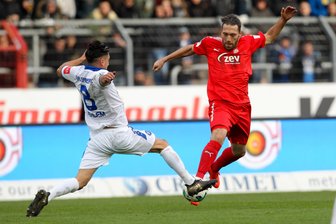 Zwickau kassiert in Karlsruhe dritte Niederlage in Serie - Marcel Mehlem (Karlsruhe, links) im Angriffsmodus gegen Aykut Öztürk (Zwickau)