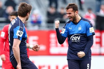 Zwickau kassiert in Würzburg späten Ausgleichstreffer - Torschütze Ronny König und Fabian Eisele bejubeln die Führung. Am Ende hieß es gegen Würzburg 1:1.