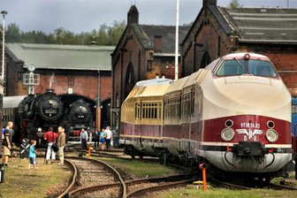 Zwickau: Keine Ahnung, wohin im Urlaub? – Reisemesse liefert Ideen - Der einstige DDR-Schnellzug „Karlex“ soll in diesem Jahr wieder auf Reisen gehen. Auch darüber kann man sich während der Reisemesse in Zwickau informieren, verspricht Annett Krupp von der Kultour Z.