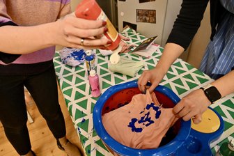 Zwickau: Kindermuseumsnacht „Magie der Nacht“ startet im März - Zur Kindermuseumsnacht der Stadt Zwickau werden auch Stoffe gestaltet. Zwölf Einrichtungen machen mit.
