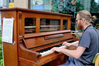 Zwickau: "Klaviere für Jedermann" ergänzen Wettbewerb - Am Rande des Bundeswettbewerbes laden in Zwickau vier Klaviere zum Musizieren ein. 