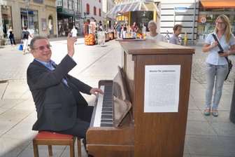 Zwickau: Klaviermusik belebt die Innenstadt - Als erster Künstler griff Thomas Unger, Lehrer am Zwickauer Robert-Schumann-Konservatorium, in die Tasten des Klaviers in der Zwickauer Innenstadt.