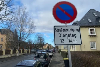 Zwickau kürzt Reinigung von Straßen und Plätzen um 30 Prozent - Vor allem die Innenstadt ist betroffen - Weil die Parkverbote ignoriert wurden, soll die Hausbesitzer selbst kehren.