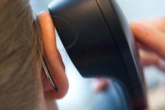 Zwickau: Kürzungen beim Sorgentelefon abgelehnt - Der Landkreis will das Sorgentelefon mit maximal 11.000 statt der benötigten 54.000 Euro unterstützen. Da macht der Jugendhilfeausschuss aber nicht mit.