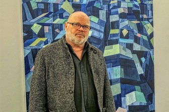 Zwickau: Kunst für die Demokratie - Klaus Fischer (hier vor einem Bild von David Schnell in der Galerie an der Hauptstraße) plant mit dem Verein „Freunde aktueller Kunst“ in diesem Jahr ein Projekt unter dem Motto "Demokratie. Wählen! Nicht schießen!".