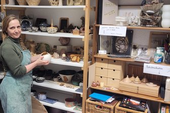 Zwickau: Kunsthandwerker laden zum Blick hinter die Kulissen ein - Kunsthandwerkerin Katja Hahmann vor den meterhohen Regalen ihrer Unikate.
