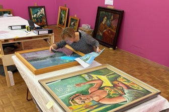 Zwickau: Kunstsammlungen schicken Max-Pechstein-Werke auf Reisen - Sieglinde Prehn, Restauratorin der Kunstsammlungen, beim Auspacken und Begutachten der Werke in Rotterdam.