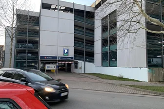 Zwickau: Kurve an Katharinenstraße bekommt neue Fahrbahndecke - Das Parkhaus Centrum ist während der Bauzeit nur von einer Seite erreichbar.