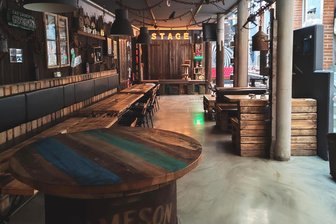„Zwickau lacht!“: Neues Comedy-Format verspricht Spaß und gute Laune in der Sparetime-Bar - Der Schauplatz von „Zwickau lacht“: Die Bühne der Sparetime-Bar in der Peter-Breuer-Straße.