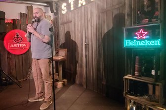 „Zwickau lacht“: Sparetime-Bar wird zur Comedy-Bühne - Passun präsentierte sich als „Vorzeige-Kanake“ aus Berlin.