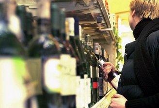 Zwickau: Ladendiebin wehrt sich mit Zähnen und Fäusten - Zwei junge Frauen wurden am Montagabend von einer Ladendetektivin in einem Supermarkt in Zwickau dabei beobachtet, wie sie ihre Einkaufstaschen mit Getränken, Tabak- und Strumpfwaren füllten.