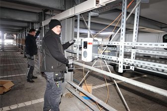 Zwickau lädt (ein): Contipark schafft in drei Parkhäusern 68 neue Ladepunkte - Monteur Max Dörfer beim Einbau einer Ladesäule im Parkhaus Centrum.