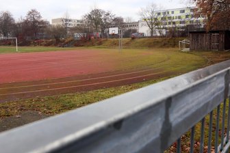 Zwickau: Laufbahnen an Sportanlagen Neuplanitzer Schulen werden saniert - Die Laufbahnen sind verschlissen und müssen erneuert werden.