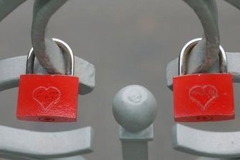 Zwickau: Liebesschlösser hängen wieder - Frisch Verliebte haben sich vom Liebesschlösser-Verbot nicht beeindrucken lassen und ketteten ihren Liebesbeweis an die Paradiesbrücke.