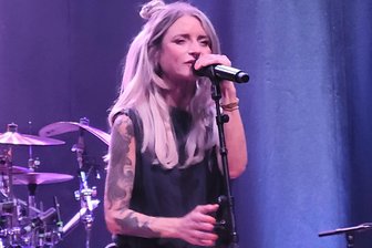 Zwickau: Liedermacherin Sarah Lesch verbindet Poesie mit Haltung - Punkig und rockig, nachdenklich und sensibel gab sich Sarah Lesch während ihrer "Gute Nachrichten-Tour" im Zwickauer Gasometer.