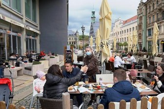 Zwickau macht sich locker - Endlich mal nicht selber kochen, freuten sich die diese Familien, die sich im bereits gut gebuchten Café "Alex" am Hauptmarkt niederließen.