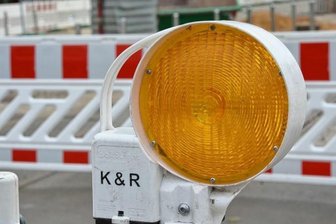 Zwickau: Manipulierte Hinweisschilder - VW gerät in Baustelle - 