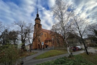 Zwickau-Marienthal: Pauluskirchplatz soll neu gestaltet werden - Der Pauluspark wird von der gleichnamigen Kirche begrenzt. Die Anlage soll ab 2024 neu gestaltet werden.