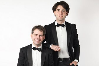 Zwickau: Markus und Pascal Kaufmann spielen Werke von Mozart - Markus (links) und Pascal Kaufmann kommen am 18. Januar ins Zwickauer Haus der Sparkasse.