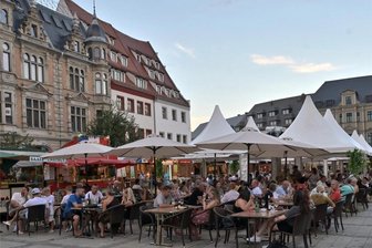 Zwickau: Mehr als 10.000 Gäste im Weindorf - Das Weindorf in Zwickau gegenüber dem Rathaus war an allen Tagen gut besucht.