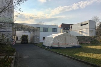 Zwickau: Mehr Corona-Tests sind möglich - Die Paracelsus-Klinik Zwickau, die am Montag ihre Corona-Ambulanz eröffnet hat, meldet: Es können mehr Patienten dort getestet werden als bisher.