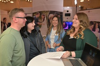 Zwickau: Messe „Traumtage“ gibt Anregungen für tolle Feiern - André Matschoa und Kristin Petzold aus Zwickau (l.) im Gespräch mit den Standesbeamtinnen Giovanna Köppel und Annika Lange (r.).