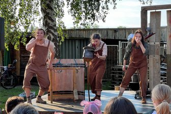 Zwickau: „Michel“-Inszenierung des Puppentheaters kommt beim Publikum an - Das Stück Michel in der Suppenschüssel“ kommt beim Publikum gut an.