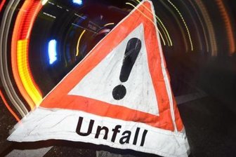 Zwickau: Missverständnis führt zu Unfall - Ein Missverständnis hat laut Polizei am späten Dienstagabend in Zwickau zu einem Unfall geführt.
