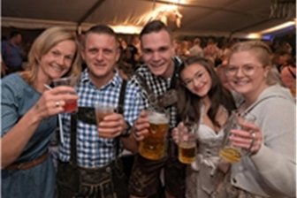 Zwickau: Mit Bus und Bahn zum Oktoberfest - So wie diese Fünf beim Oktoberfest am Wochenende in Kirchberg gefeiert haben, ist auch Trubel in der Zwickauer Stadthalle garantiert.