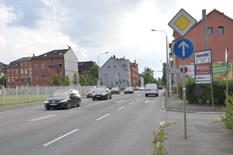 Zwickau mit Weihnachtsgeschenk für Pendler: Ab Freitag rollt der Verkehr wieder auf zwei wichtigen Zufahrten - Ab Freitagnachmittag rollen wieder Autos über die Reichenbacher Straße in Zwickau.